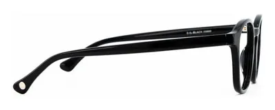 Armazón para lentes de receta de acetato negro, con forma panto y puente con detalle. Patillas con núcleo de metal plateado y antideslizantes.