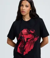 Remera de algodón color negro, con cuello redondo, manga corta y estampa frontal geométrica en color rojo inspirada en el logo de The Rolling Stones.