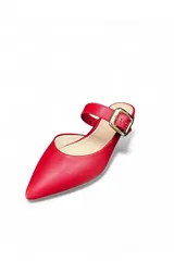 Zuecos rojos marca Ana Paula, con diseño de punta fina, taco bajo y tira en el empeine con hebilla metálica grande.