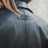 Campera motoquera de cuero ovino natural color negro, con forro interno y cierre asimétrico.