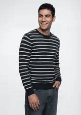Sweater tejido de punto con diseño a rayas horizontales, cuello redondo y mangas largas.