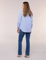 Sobrecamisa holgada de algodón liviano, con estampado de rayas verticales en tonos azul y blanco, diseño oversize, cuello solapa, mangas largas ajustables con presilla y ruedo curvo.