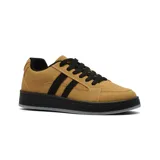 Championes deportivos de estilo urbano, color tostado con detalles en negro. Presentan un diseño de caña baja con cordones negros, suela de goma negra y franjas laterales decorativas.