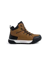 Bota de trekking de caña alta modelo Alpes, confeccionada en ecocuero marrón con refuerzos negros en puntera y talón. Cuenta con cuello acolchado, ojalillos metálicos, cordones bicolores y suela dentada antideslizante con entresuela blanca.