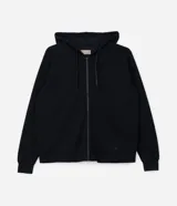 Campera deportiva negra con capucha ajustable con cordones, cierre frontal con cremallera, bolsillos tipo canguro y mangas raglán. Confeccionada en poliviscosa.