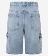 Bermuda cargo de corte baggy confeccionada en denim de algodón. Presenta cintura con trabillas, cierre frontal con botón y cremallera, y bolsillos laterales utilitarios de gran tamaño.