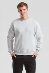 Buzo deportivo de corte clásico y escote redondo, confeccionado en tejido de algodón y poliéster. Presenta puños y ruedo acanalados, con un diseño minimalista y versátil.