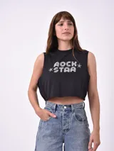 Musculosa corta negra con estampado frontal de letras blancas con estrellas.