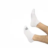 Medias tipo soquete Umbro, color blanco, con logo de la marca bordado en la parte superior.