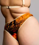 Pantie de algodón color negro con borde de puntilla blanca.