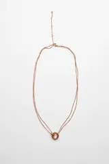 Collar de doble cadena en tono cobre con dije de anillos entrelazados y cadena de alargue.