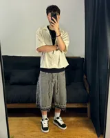 Camisa beige de corte boxy fit, manga corta y confeccionada en lino viscosa.