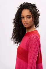 Vestido tejido con diferentes puntos, mangas oxford, con forro interior desmontable.