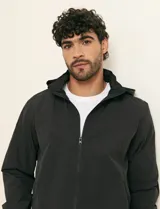 Campera negra con capucha, cierre frontal completo y bolsillos laterales con cierre.