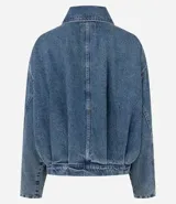 Campera de jean azul con pliegues frontales y posteriores, cuello clásico, cierre frontal embutido y mangas largas. Presenta un diseño de silueta levemente ajustada con terminaciones simples en puños y bajo.