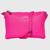 Cartera tipo bandolera de cuero vegano en color fucsia, con diseño rectangular, cierre superior y correa ajustable. Presenta el logo de la marca estampado en el frente.