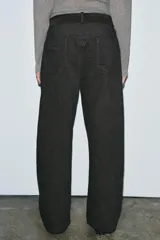 Pantalón de tiro medio con corte wide leg y diseño de rayas verticales a contraste. Cuenta con cintura con trabillas, cierre frontal con cremallera y botón, y cinco bolsillos.