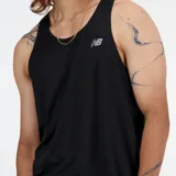 Musculosa deportiva New Balance de color negro, confeccionada en tejido jacquard ligero y transpirable con tecnología NB DRY de secado rápido. Presenta un diseño sin mangas con logo reflectante en el pecho.