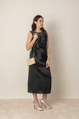 Vestido midi negro de satén, corte recto, sin mangas, con lazo lateral y cuello redondo.
