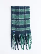 Bufanda de estilo escocés con textura suave, diseño a cuadros en tonos azul y verde, con flecos en los extremos.