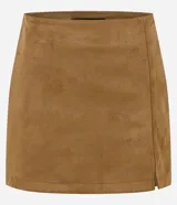 Short pollera de diseño corto confeccionado en gamuza sintética (suede) de tacto suave. Presenta cintura fija, cierre lateral y una pequeña abertura en el ruedo.