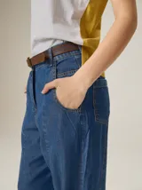Pantalón de corte relajado color marrón, confeccionado en mezcla de algodón y lino. Presenta cintura con pasacintos, bolsillos laterales y diseño de botamanga ajustable con cordones y elástico.