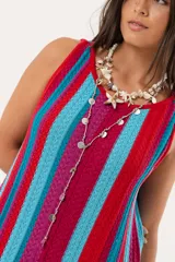 Vestido largo tejido a crochet con rayas verticales en colores fucsia, rojo y celeste.