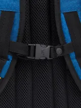 Mochila Cat modelo Barry de color azul con estampado geométrico sutil. Cuenta con compartimento principal amplio, bolsillo frontal con organizador, bolsillos laterales de malla, correas de hombro acolchadas y panel trasero transpirable.