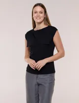 Buzo sin mangas de punto fino color beige, con calce al cuerpo y escote volcado estructurado con solapa superpuesta en el pecho.