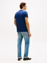 Remera Tommy Hilfiger de color azul, confeccionada en puro algodón, con cuello redondo y el logo de la marca bordado en el pecho.