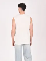 Musculosa blanca de corte clásico con estampado frontal en color rojo que representa palmeras y el texto 'CLOSED FOR THE WEEKEND'.