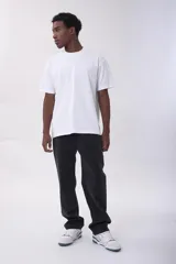 Pantalón de jean negro de corte recto y tiro medio.