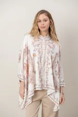 Camisa de seda modelo pañuelo, de color amarillo con estampado estilo mandala y flores, cuello redondo y cierre frontal con botones.