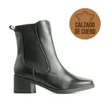 Bota tipo Chelsea de cuero negro con textura granulada, paneles laterales elásticos, puntera cuadrada y taco cuadrado bajo.