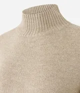 Suéter de punto de corte oversize y largo alargado, con cuello alto, mangas largas y aberturas laterales sutiles. Presenta puños y ruedo con acabado acanalado.