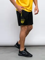 Short de entrenamiento negro con detalles en amarillo y escudo del Club Atlético Peñarol.