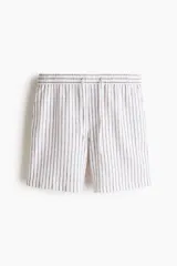 Short de lino y viscosa con rayas verticales, corte relajado, cintura elástica con cordón de ajuste y bolsillos laterales.