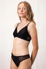 Sostén triángulo negro de microtul y lycra, con breteles finos regulables.