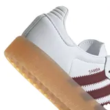 Championes Adidas Sambae W de cuero blanco con las tres tiras laterales en color borgoña. Suela de goma color caramelo.