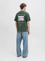 Remera de manga corta y cuello redondo con calce relajado. Confeccionada en algodón orgánico, presenta un pequeño estampado tipográfico en el pecho.