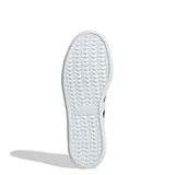 Championes urbanos Adidas modelo Urban Barreda T, color negro con las icónicas tres tiras laterales en blanco. Presentan una silueta T-toe con capellada que combina cuero sintético y gamuza, interior textil y suela de goma blanca con logo grabado.