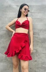 Minifalda roja con volados en el ruedo y ajuste cruzado tipo pareo.