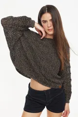 Sweater cropped de punto calado, color celeste melange, con mangas anchas de diseño holgado y cuello redondo.
