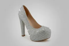 Zapato de tacón alto tipo plataforma, completamente cubierto de strass plateado brillante, con taco cuadrado y punta redondeada.
