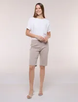 Bermuda elastizada de tiro alto estilo marinero, de silueta ajustada y entallada, con hilera lateral de botones metálicos decorativos.