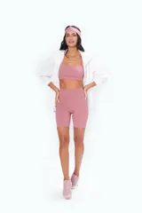 Campera oversize blanca de tela deportiva liviana impermeable, con capucha y ajustes en cintura y cuello.