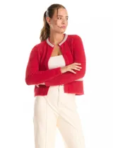 Chaqueta de tejido mohair color rojo, con cuello a la base decorado con bordado de perlas y canutillos. Presenta cierre frontal con broche interno, bolsillos simulados y detalles de apliques brillantes en los bordes.