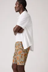 Bermuda de corte recto con estampado floral en tonos celeste, naranja y marrón.