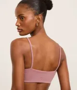 Top deportivo femenino color morado oscuro, de corte recto y ajustado, con escote cuadrado y breteles finos ajustables.