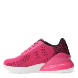 Championes deportivos color fucsia con detalles en negro y blanco. Presentan una capellada de malla transpirable, cordones fucsia, y una suela blanca con detalles en fucsia en el talón. El logo de la marca es negro y se encuentra en el lateral.